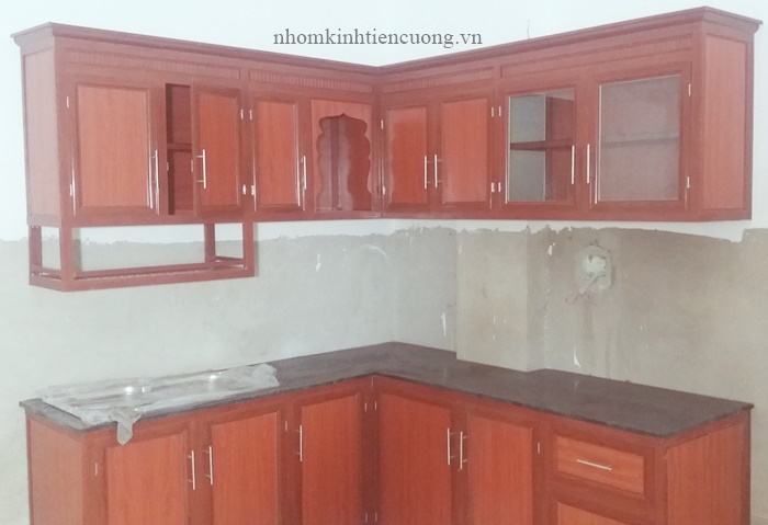 Tủ bếp nhôm kính chữ L tiết kiệm diện tích
