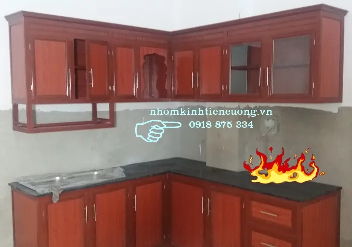 tủ bếp nhôm kính Cần Giờ màu vân gỗ đẹp hiện đại