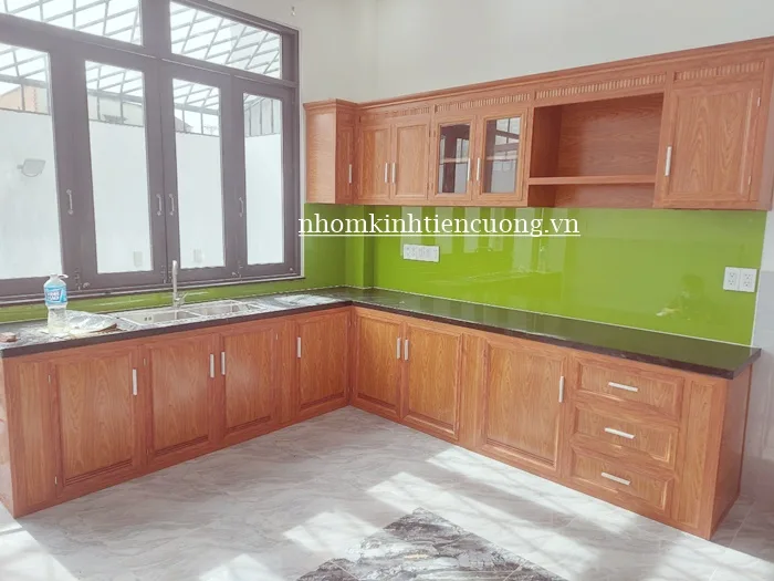 Tủ bếp nhôm kính thiết kế bàn thờ ông táo đẹp 1