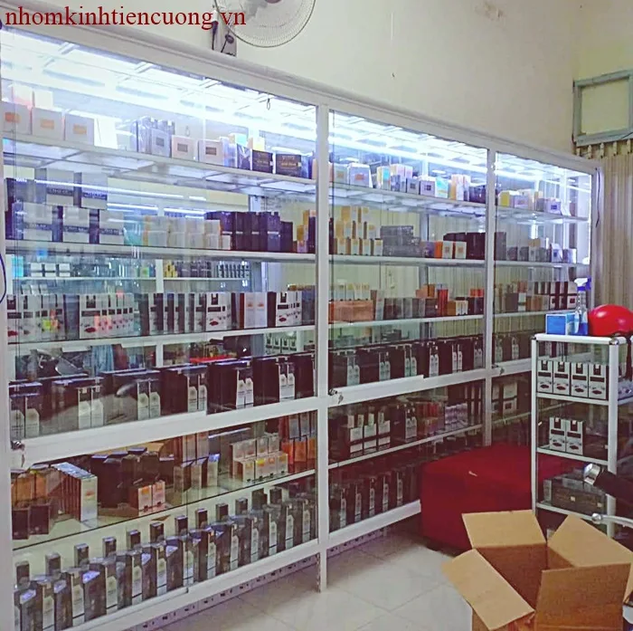 Giá Tủ Kính Trưng Bày Mỹ Phẩm Cao Cấp Mới Nhất | Đẹp Sang Trọng - hình ảnh thực tế Mẫu tủ kính mỹ phẩm cao cấp sang trọng đẹp hiện đại