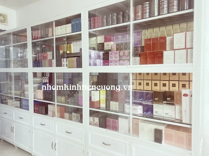 Giá Tủ Kính Trưng Bày Mỹ Phẩm Cao Cấp Mới Nhất | Đẹp Sang Trọng - hình ảnh thực tế Tủ nhôm kính mỹ phẩm cao cấp tối ưu không gian cửa hàng