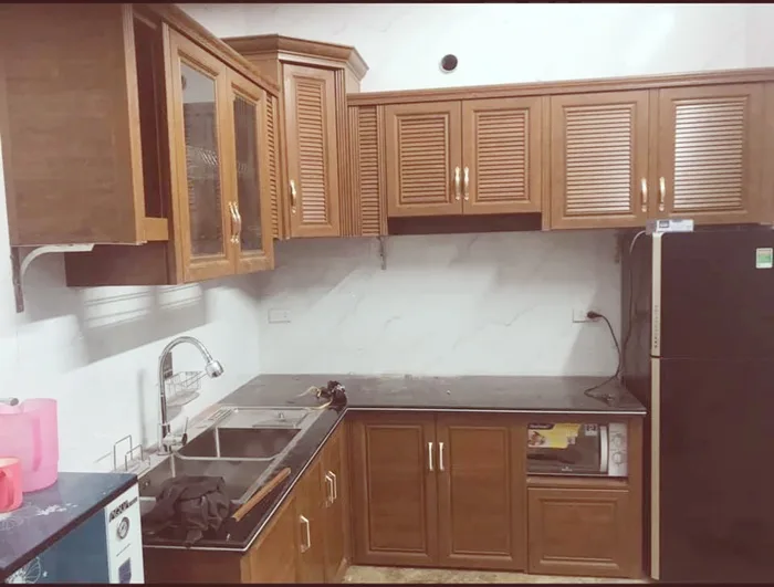 Tủ bếp nhôm kính vân gỗ xu hướng được ưa chuộng