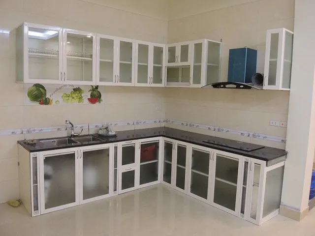 Cách Làm Tủ Bếp Nhôm Kính Đẹp, Bền Chuẩn Kỹ Thuật Mới Nhất - hình ảnh thực tế Tủ bếp nhôm kính hiện đại tối ưu không gian bếp
