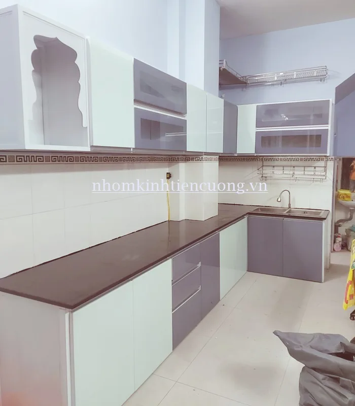 Mẫu tủ bếp nhôm kính hiện đại đẹp xu hướng mới