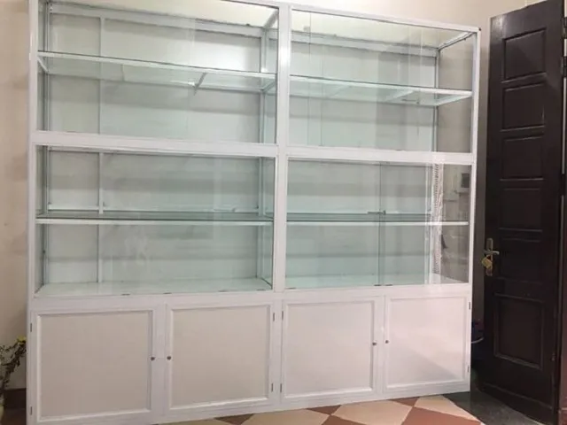 Tủ kính nhôm cũ dùng trưng bày sản phẩm shop
