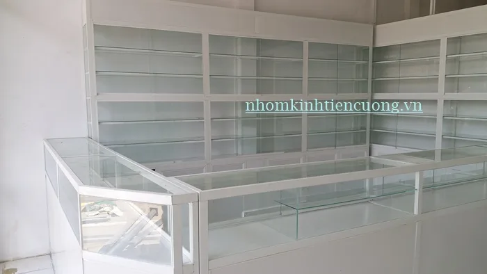 Cận cảnh khung tủ thuốc chắc chắn và kính trong suốt