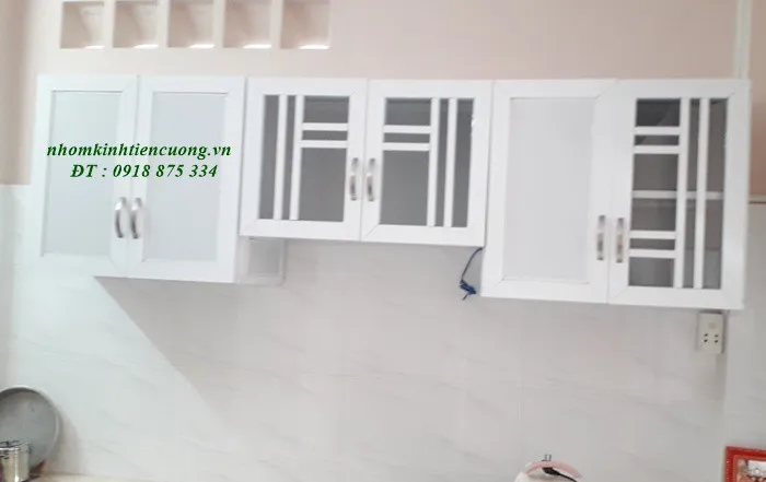 Tủ bếp nhôm kính tối giản hiện đại cho căn hộ