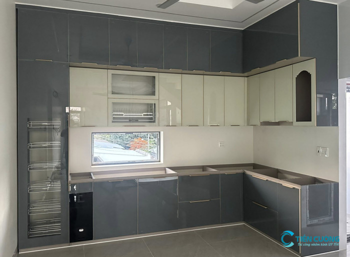 Tủ bếp nhôm kính màu trắng sang trọng cho căn hộ