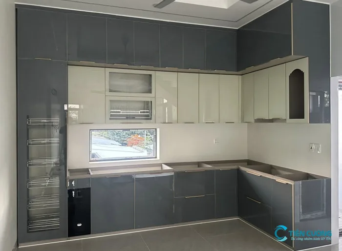 Tủ bếp nhôm kính màu trắng sang trọng cho căn hộ