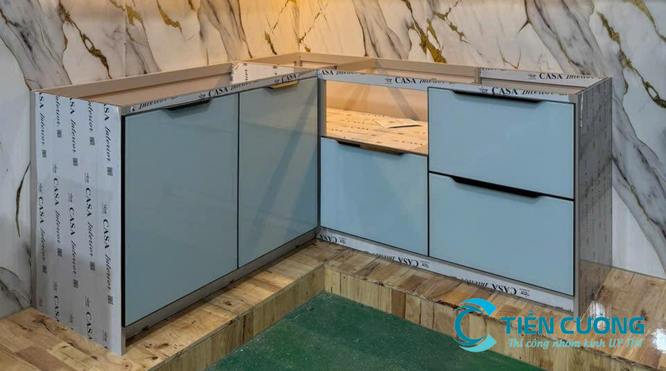 Mẫu tủ bếp nhôm kính đẹp hợp phong thủy 2026