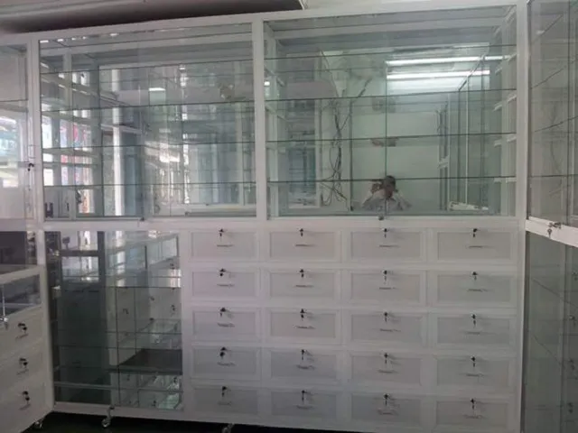Chất Liệu Tủ Thuốc Tây Nào Bền Đẹp, Được Sử Dụng Nhiều Hiện Nay - hình ảnh thực tế Nhà thuốc sử dụng tủ nhôm kính