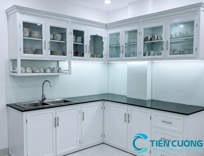 Tủ bếp chữ L nhôm kính hiện đại cho nhà phố