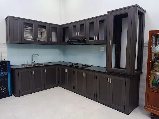 Tủ Bếp Nhôm Hệ Cao Cấp Đẹp Hiện Đại, Bền Chống Nước Tại TPHCM - hình ảnh thực tế Không gian bếp sử dụng tủ nhôm hệ màu xám sang trọng