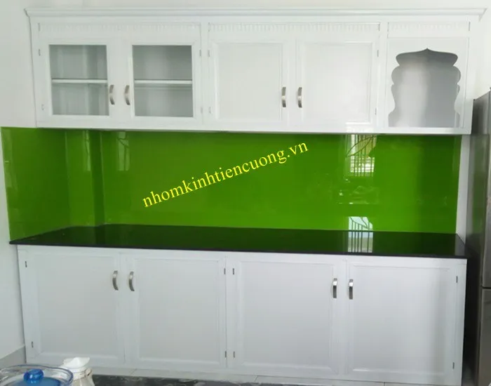 Tủ bếp nhôm kính nhỏ hiện đại cho căn hộ mini đẹp sang trọng