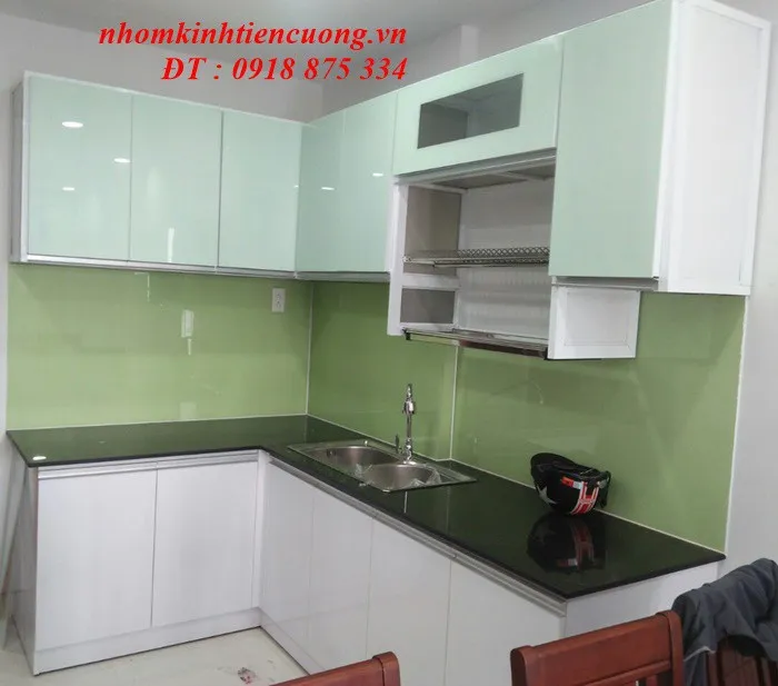 Kính Ốp Bếp Màu Trắng Sữa Tại TPHCM Đẹp Hiện Đại Xu Hướng Mới - hình ảnh thực tế Kính bếp trắng sữa phối tủ nhôm kính