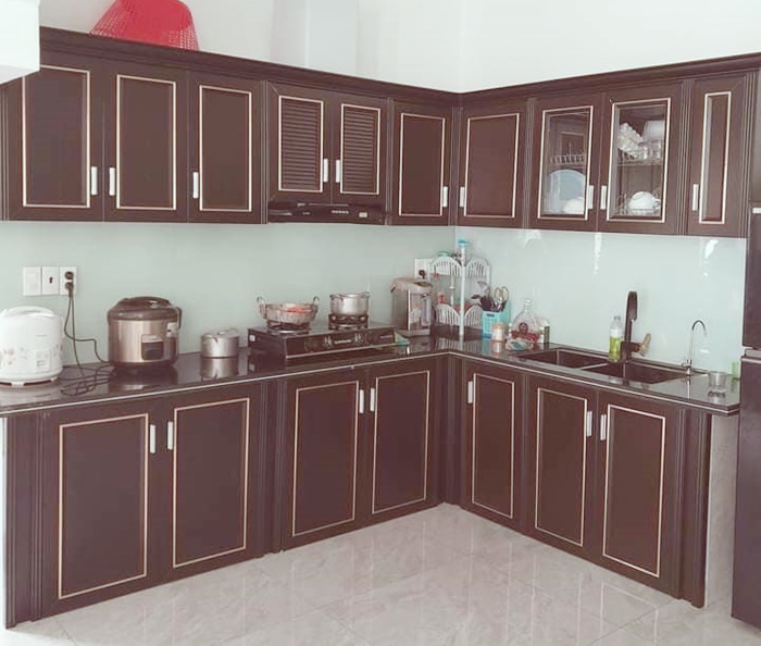 Tủ kệ bếp nhôm kính màu trắng hiện đại tại TP.HCM