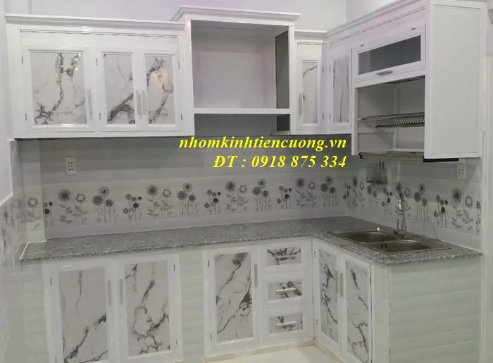 Thiết kế tủ bếp nhôm kính chữ L tối ưu diện tích