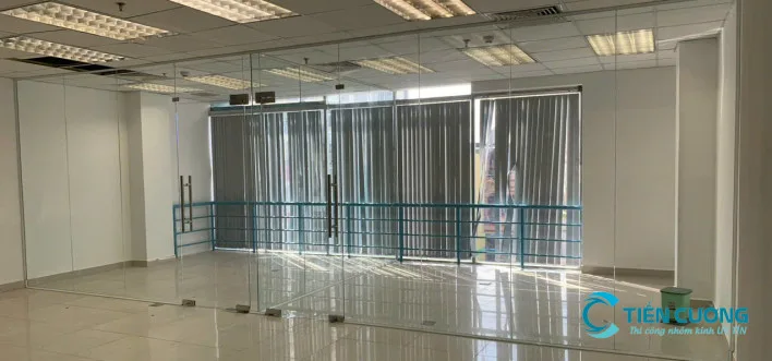 Cửa Kính Cường Lực 2 Cánh Đẹp Hiện Đại Cho Nhà Phố Và Showroom - hình ảnh thực tế Mẫu cửa kính cường lực 2 cánh showroom đẹp chuyên nghiệp