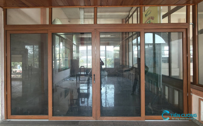 Cửa kính cường lực khung nhôm bền đẹp hiện đại