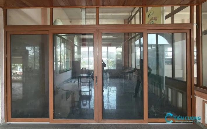 Cửa Kính Cường Lực 2 Cánh Đẹp Hiện Đại Cho Nhà Phố Và Showroom - hình ảnh thực tế Cửa kính cường lực khung nhôm bền đẹp hiện đại