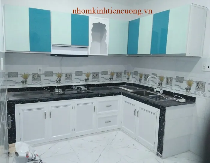 Tủ bếp nhôm kính treo tường đẹp tại Quận 3
