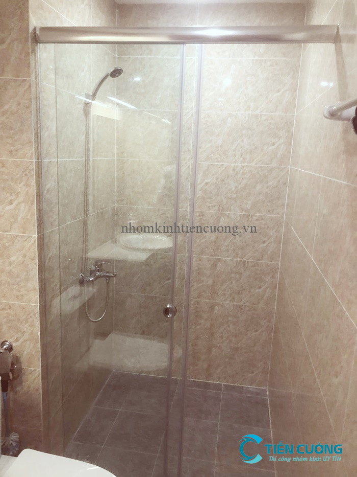 Cách vệ sinh kính phòng tắm sạch bóng nhanh chóng