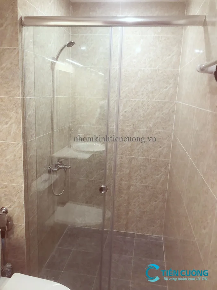 Cách vệ sinh kính phòng tắm sạch bóng nhanh chóng