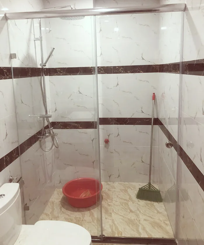 Phòng Tắm Kính Có An Toàn Không? Cách Sử Dụng Bền Đẹp Lâu Dài - hình ảnh thực tế Phòng tắm kính cường lực hiện đại