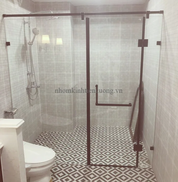 Phòng Tắm Kính Có An Toàn Không? Cách Sử Dụng Bền Đẹp Lâu Dài - hình ảnh thực tế Vệ sinh phòng tắm kính đúng cách