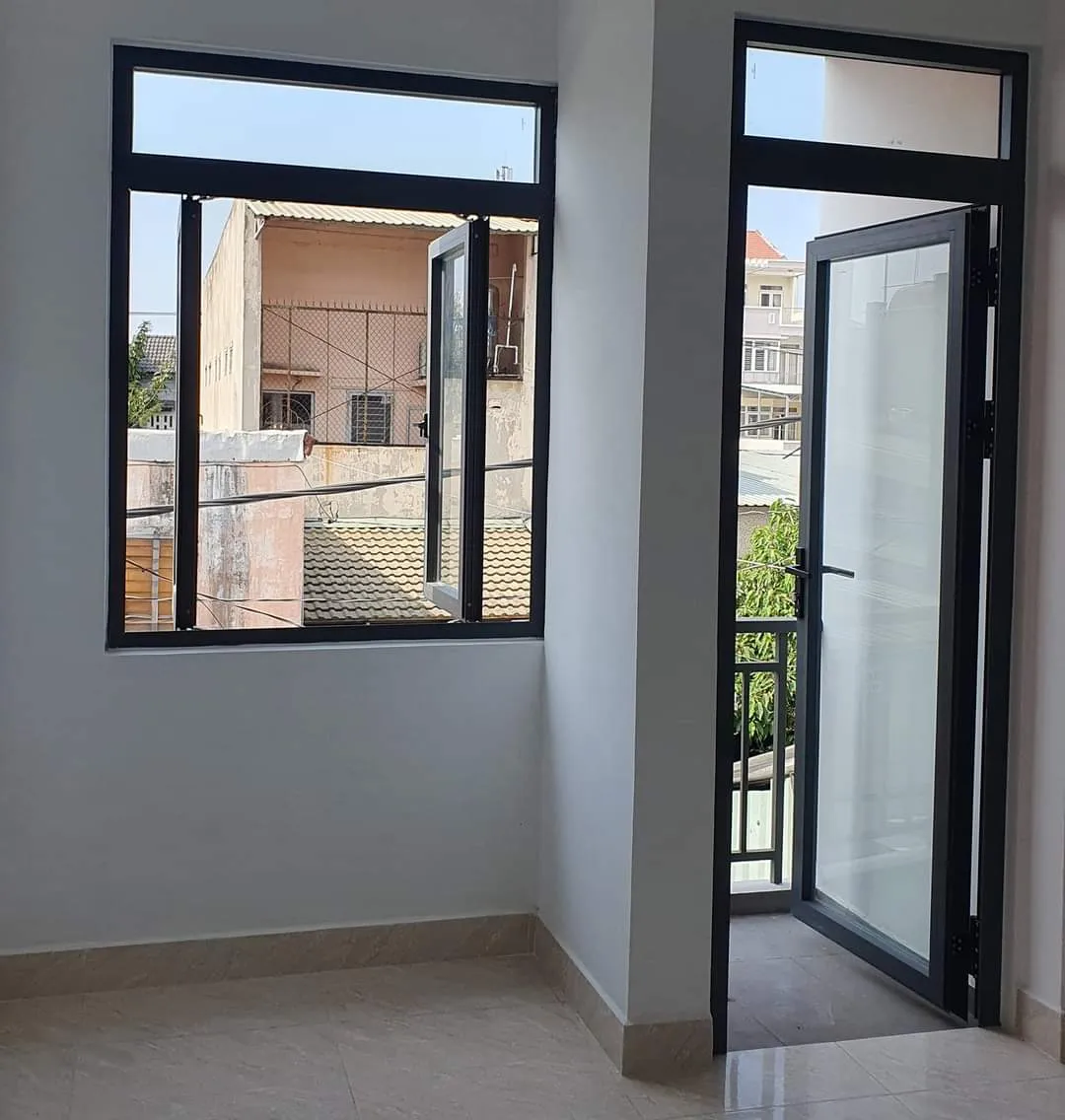 Cửa Hàng Nhôm Kính Tân Bình Uy Tín | Thi Công Giá Tốt - hình ảnh thực tế Cửa kính cường lực khung nhôm bền đẹp