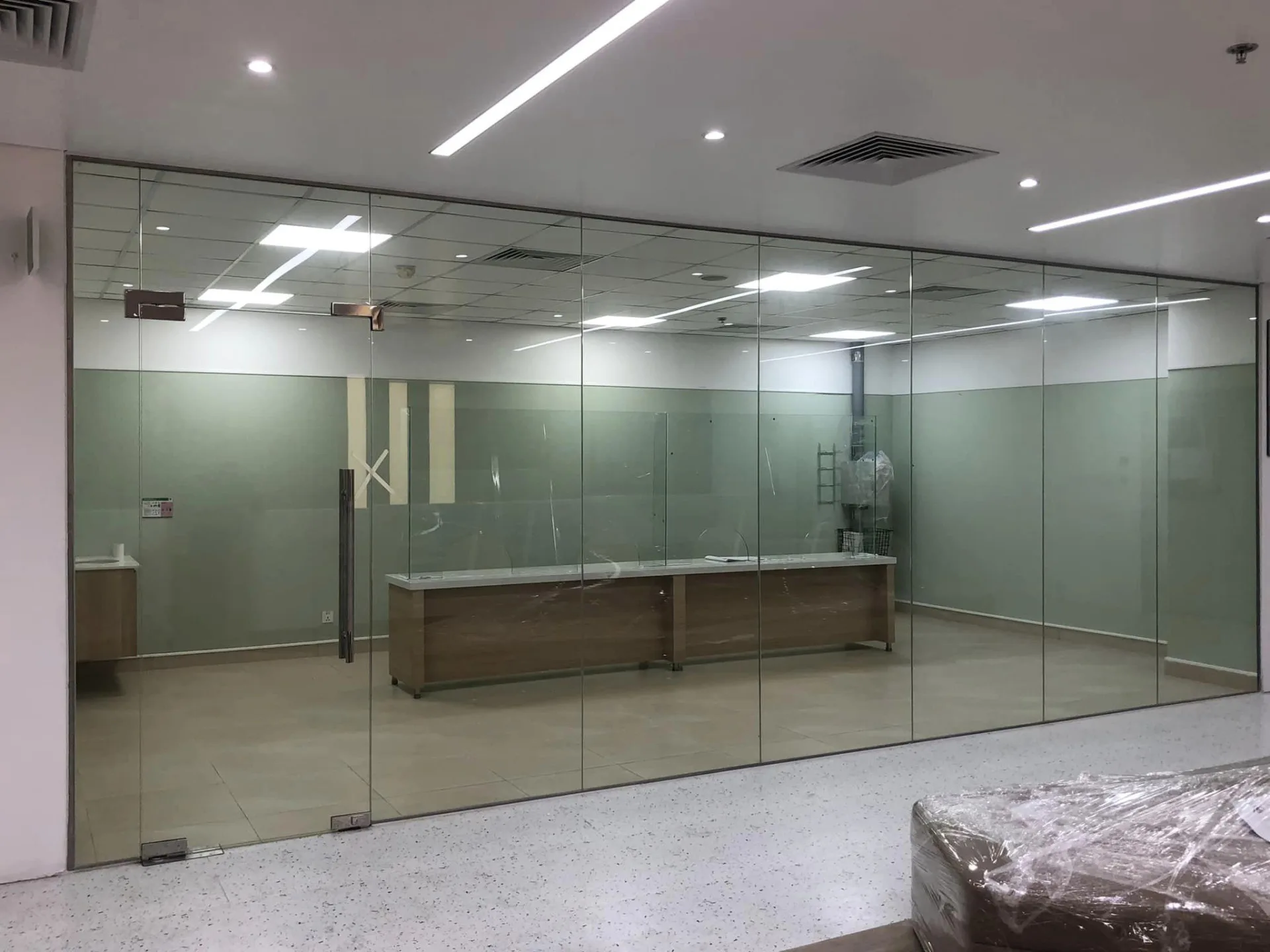 Cửa Kính Cường Lực 2 Cánh Đẹp Hiện Đại Cho Nhà Phố Và Showroom - hình ảnh thực tế Thi công cửa kính cường lực đẹp chuẩn kỹ thuật