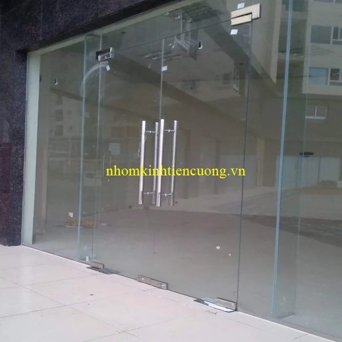 Cửa Kính Cường Lực 2 Cánh Đẹp Hiện Đại Cho Nhà Phố Và Showroom - hình ảnh thực tế Cửa kính cường lực 2 cánh mặt tiền nhà phố hiện đại đẹp sang trọng