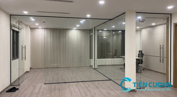 Cửa kính mở quay kính cường lực đẹp