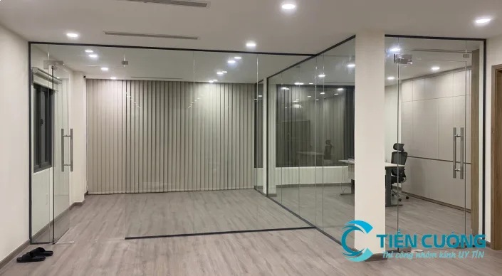 Lắp Cửa Kính Cường Lực Đẹp, Chắc Chắn Cho Nhà Ở Và Văn Phòng - hình ảnh thực tế Cửa kính mở quay kính cường lực đẹp