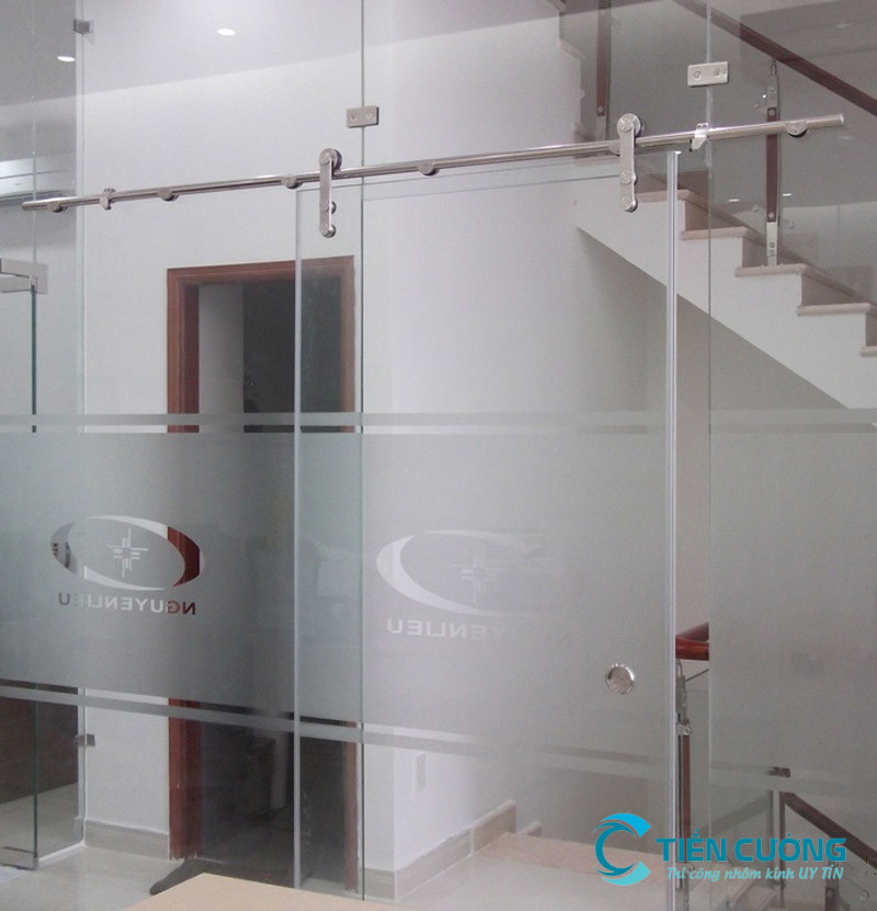 Cửa kính cường lực 2 cánh sử dụng phụ kiện inox cao cấp