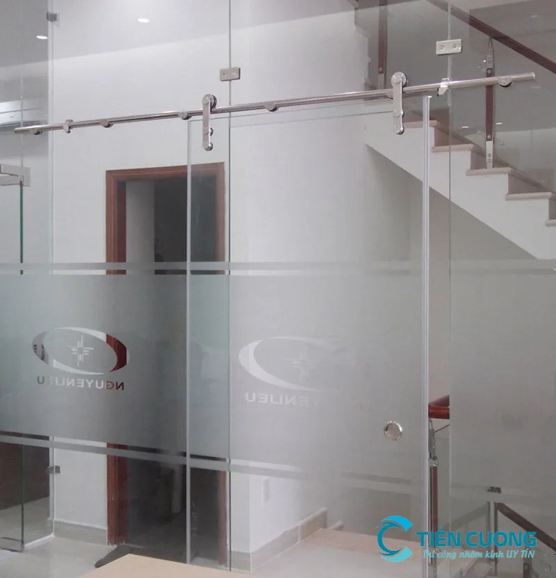 Cửa Kính Cường Lực 2 Cánh Đẹp Hiện Đại Cho Nhà Phố Và Showroom - hình ảnh thực tế Cửa kính cường lực 2 cánh sử dụng phụ kiện inox cao cấp