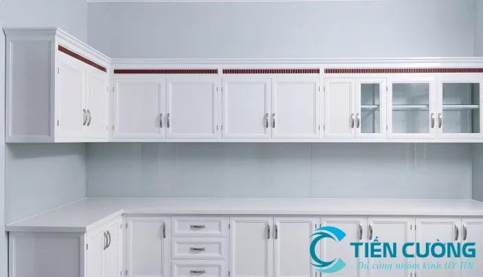 Hệ tủ bếp nhôm kính màu trắng tối ưu không gian