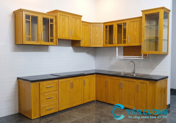 Tủ bếp nhôm kính vân gỗ tạo cảm giác ấm cúng