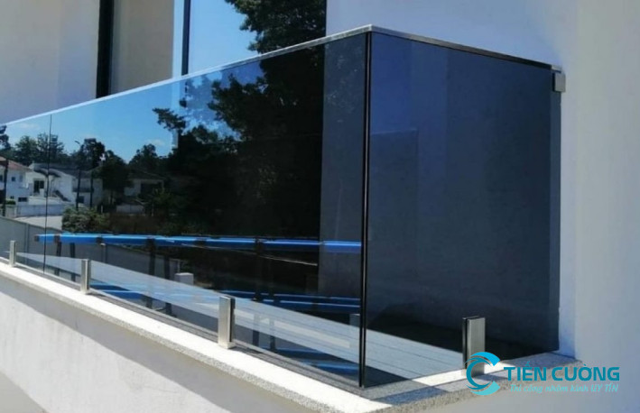 Mẫu lan can inox kính cường lực đẹp hiện đại 2026