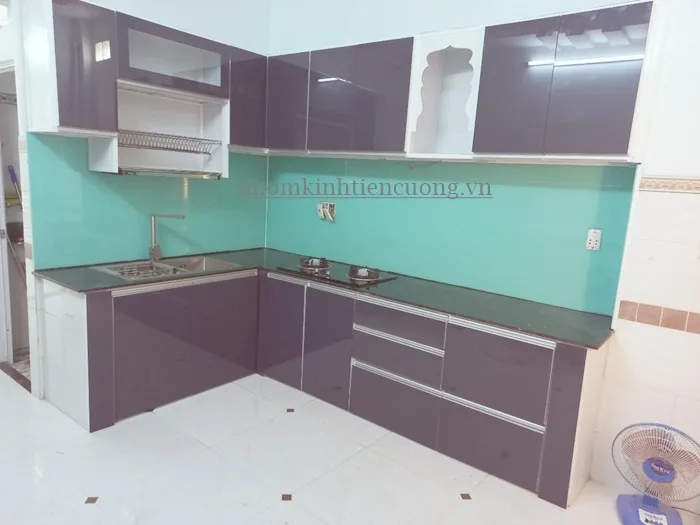 Thiết kế tủ bếp nhôm kính màu xanh ghi cao cấp