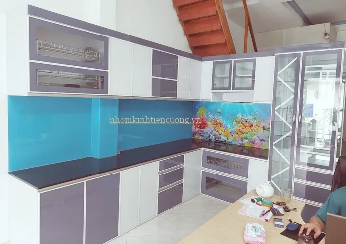 Tủ bếp nhôm kính màu xám, trắng sang trọng và bền đẹp