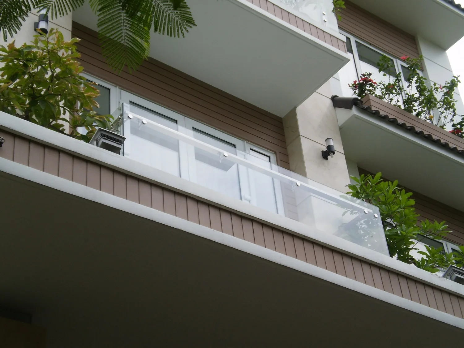Lan Can Inox Kính Cường Lực Đẹp Hiện Đại TPHCM | Bền Sang Trọng - hình ảnh thực tế Lan can inox 304 kính cường lực cao cấp bền chắc