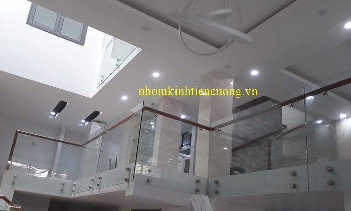 Lan can kính âm sàn tối giản hiện đại