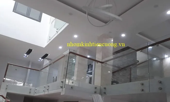 Lan can kính âm sàn tối giản hiện đại