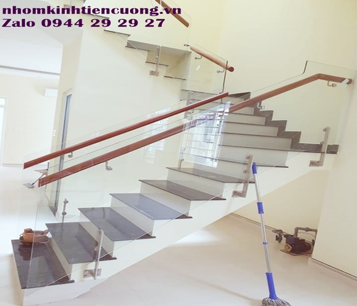 Lan can kính cầu thang hiện đại sang trọng
