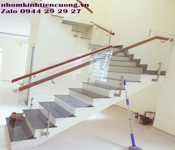 Lan can kính cầu thang hiện đại sang trọng