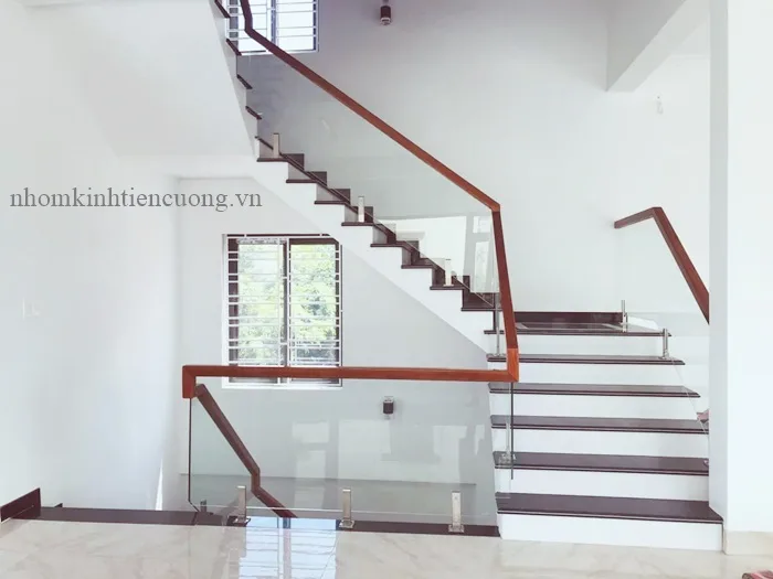 Cầu thang kính cường lực đẹp hiện đại