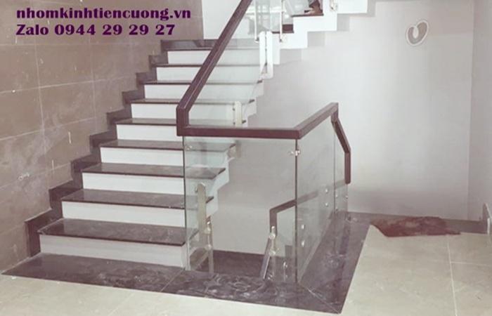 Lan can kính tay vịn gỗ đẹp cao cấp