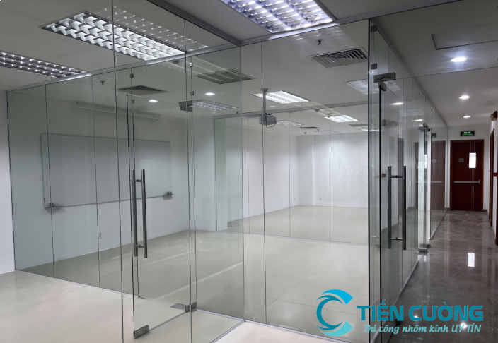 Vách ngăn nhôm kính showroom