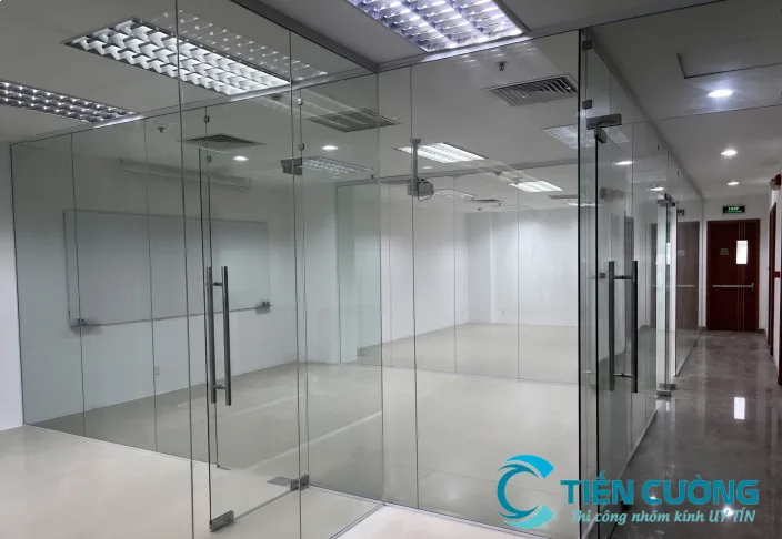 Vách ngăn nhôm kính showroom